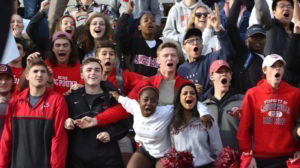 Eine große Gruppe von Menschen feiert gemeinsam auf dem Gelände der The Lawrenceville School.