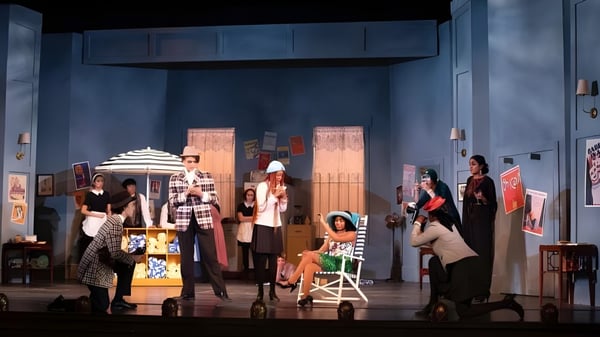 Schüler der The Lawrenceville School agieren in einer lebendigen Theaterszene auf der Bühne.