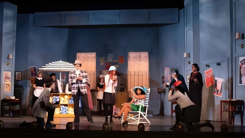 Schüler der The Lawrenceville School agieren in einer lebendigen Theaterszene auf der Bühne.