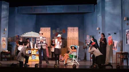 Schüler der The Lawrenceville School agieren in einem Theaterstück auf der Bühne.