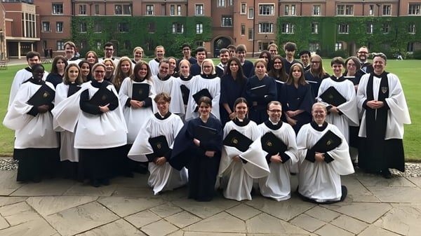 Eine Gruppe von Schülerinnen und Schülern der The Leys School steht in akademischen Gewändern vor einem historischen Gebäude.