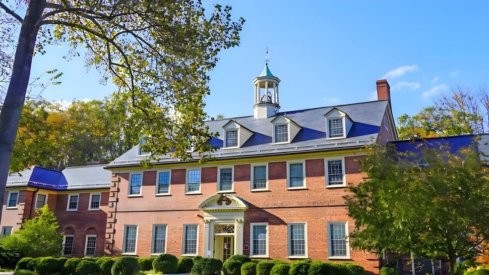 Das historische Backsteingebäude mit Türmchen und farbigen Fenstern auf dem Gelände der The Madeira School.