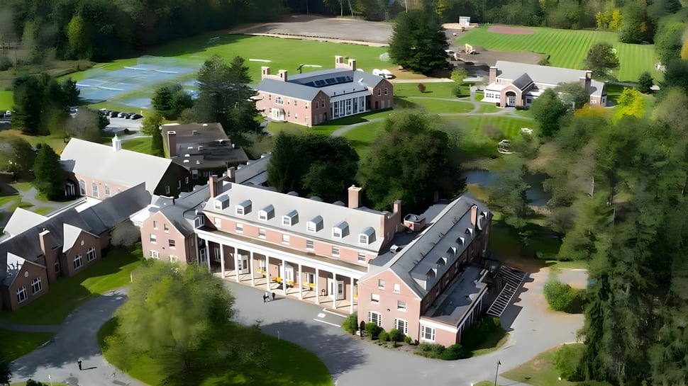 Das große Backsteingebäude mit zentralem Turm auf dem Campus der The Marvelwood School ist von Grünflächen umgeben.