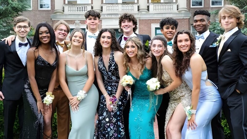 Eine Gruppe Schülerinnen und Schüler der The Peddie School steht vor einem historischen Gebäude während einer Veranstaltung.