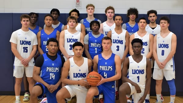 Eine Gruppe junger männlicher Basketballspieler posiert in der Sporthalle der The Phelps School.