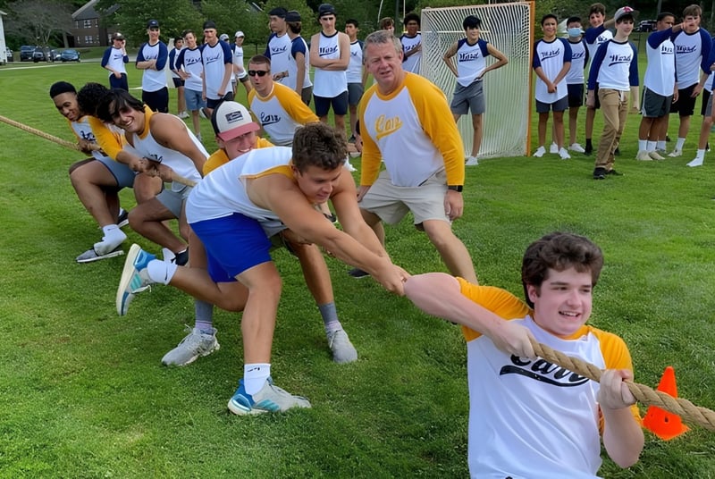 Schüler der The Salisbury School nehmen an einer Team-Building-Aktivität auf einer Wiese teil.