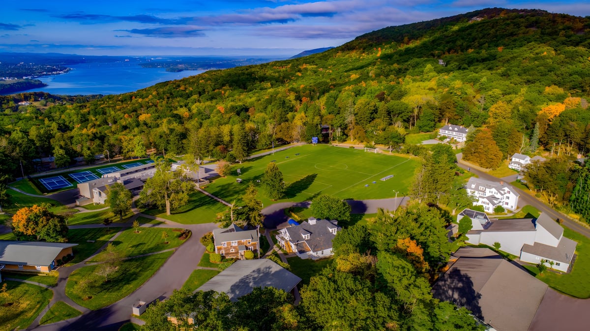 Bunte Waldlandschaft mit Hügeln und Wasser im Hintergrund bei der The Storm King School.