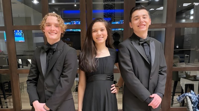 Drei Personen in formaler Kleidung bei einer Veranstaltung auf dem Campus der The Vanguard School.