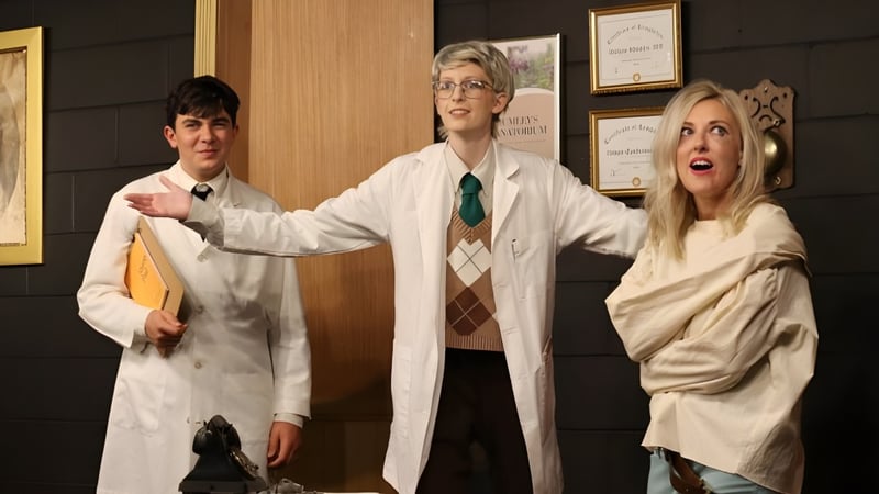 Drei Personen in weißen Kitteln stehen in einem medizinischen Raum auf dem Campus der The Webb School.