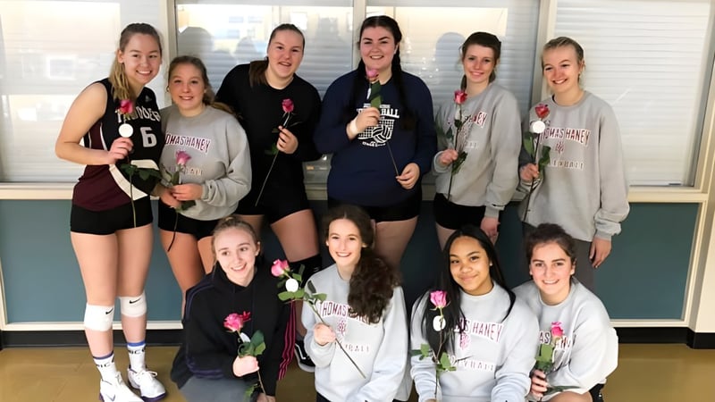 Eine Gruppe junger Schülerinnen der Thomas Haney Secondary School posiert gemeinsam im Klassenraum vor einer Tafel.