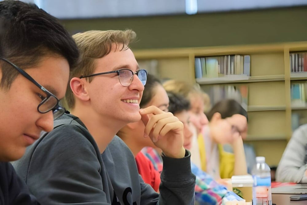 Eine Gruppe von Schülerinnen und Schülern studiert gemeinsam in der Bibliothek der Thornhill Secondary School.