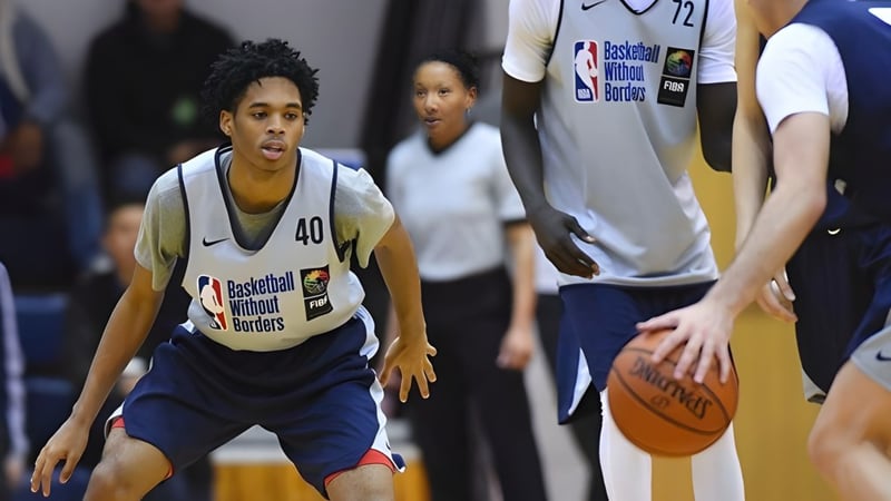 Ein Basketballspieler der Thornlea Secondary School dribbelt den Ball auf dem Spielfeld während des Spiels.