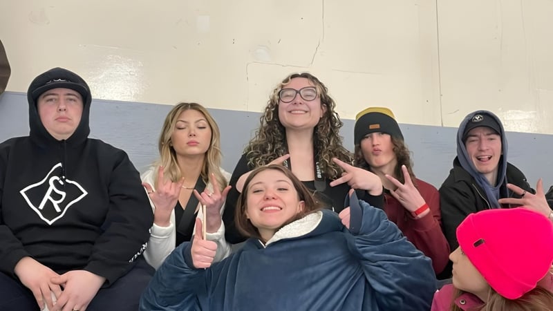 Eine Gruppe von Schülerinnen und Schülern der Thorsby Junior Senior High School posiert in einem Innenraum vor einer weißen Wand.