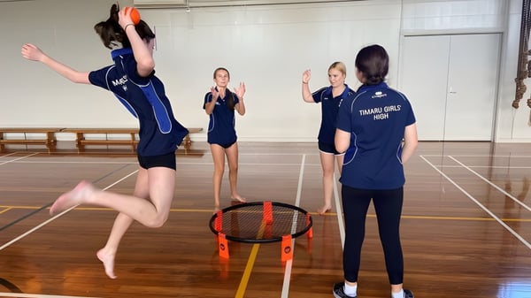 Schülerinnen der Timaru Girls School trainieren Volleyball in der Sporthalle.