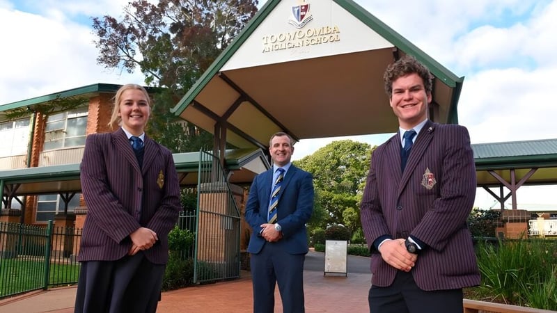 Drei Schüler der Toowoomba Anglican School stehen vor einem Gebäude mit dem Schild Royal College of Music.