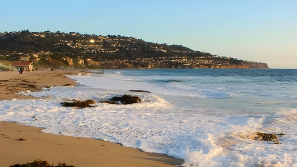Eine Küstenlandschaft mit Sandstrand und Gebäuden am Hang in der Nähe der Torrance South High School.