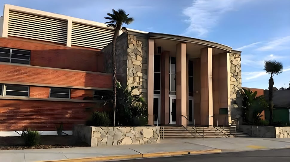 Das moderne mehrstöckige Gebäude mit Steinfassade und großen Fenstern steht auf dem Campus des Torrance Unified School District.