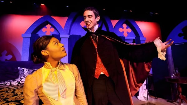 Zwei Personen stehen auf der Bühne der Tower Hill School vor einem gotischen Bühnenbild.