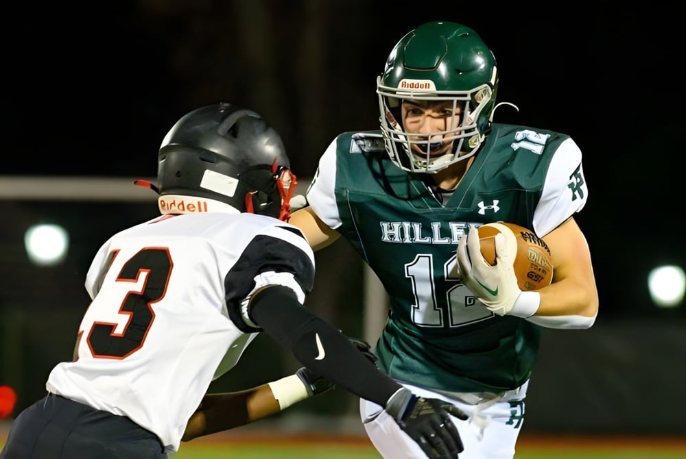 Zwei Footballspieler auf dem Spielfeld in Aktion auf dem Gelände der Tower Hill School.