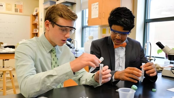 Zwei Schüler der Tower Hill School arbeiten gemeinsam an einem Schreibtisch im Lernbereich.