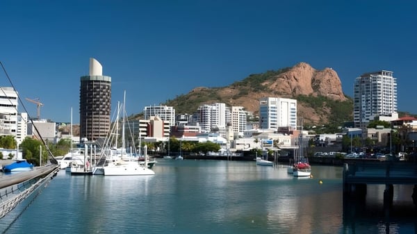 Der Hafen mit Segelbooten und Yachten vor dem Hintergrund hoher Wolkenkratzer ist in der Nähe der Townsville Grammar School zu sehen.