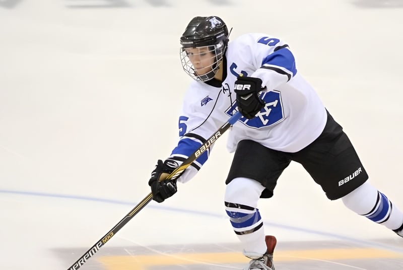 Ein Hockeyspieler der Trafalgar Castle School fährt auf der Eisbahn in einer Hockeyarena Schlittschuh.