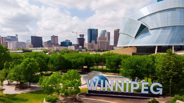 Blick auf die urbane Landschaft mit dem Winnipeg-Schild und Hochhäusern in der Nähe des Transcona Collegiate.