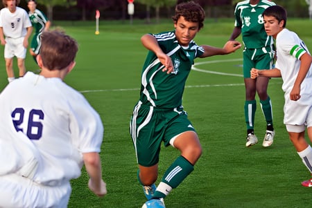 Schüler der Tree of Life Christian School spielen ein Fußballspiel auf dem Schulgelände.