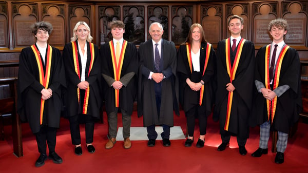 Eine Gruppe von Personen trägt akademische Roben bei einer Zeremonie im Trent College.