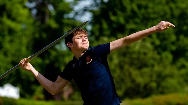 Ein Schüler wirft beim Sportunterricht auf dem Campus des Trent College einen Speer im Freien.