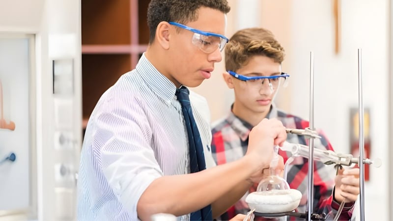 Zwei Schüler der Tri-State Christian School arbeiten mit wissenschaftlichem Equipment im Labor.