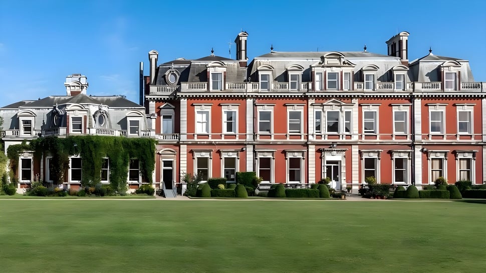 Das historische Herrenhaus auf dem Gelände der Tring Park School for the Performing Arts ist von einem gepflegten Rasen umgeben.