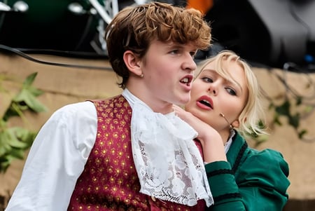 Zwei Schüler der Tring Park School for the Performing Arts umarmen sich im Freien und zeigen eine innige Geste.