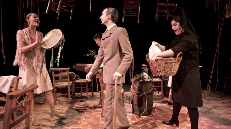 Drei Personen stehen in einer Theaterkulisse auf dem Campus der Tring Park School for the Performing Arts.