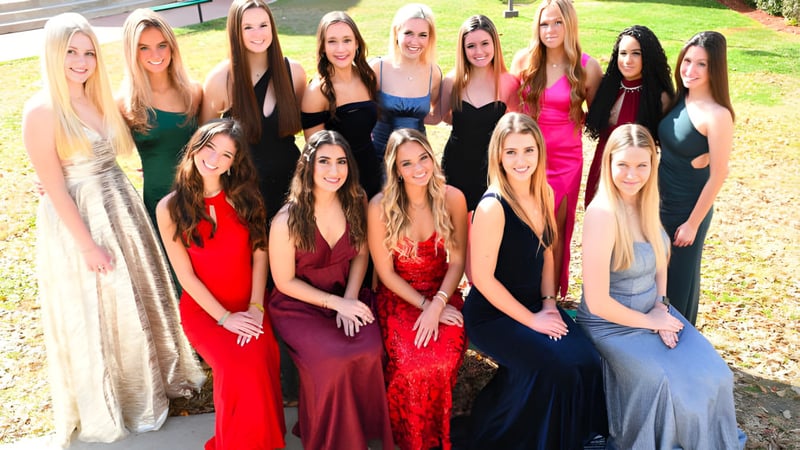 Eine Gruppe Schülerinnen der Trinity Catholic High School posiert auf einer Wiese vor einem Backsteingebäude.