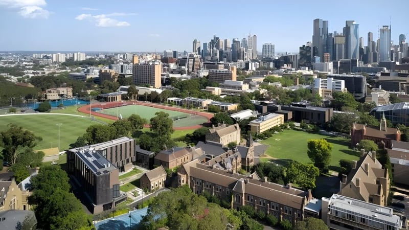 Der Campus des Trinity College zeigt eine urbane Landschaft mit modernen Gebäuden, historischen Bauwerken und Sportanlagen im Vordergrund.