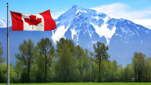 Die kanadische Flagge weht vor einem schneebedeckten Berg auf dem Gelände der Trinity College School.