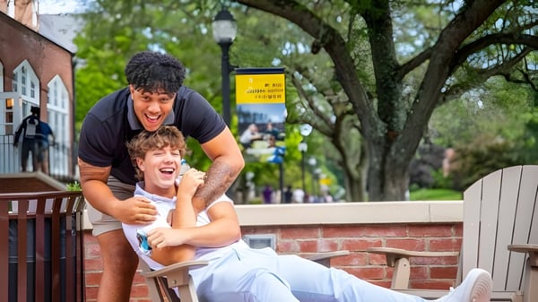 Zwei Personen führen eine spielerische Interaktion auf dem Patio der Trinity-Pawling School durch.