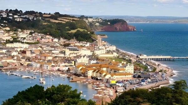 Ein malerischer Hafen mit Booten und bunten Gebäuden in der Nähe von Trinity School.