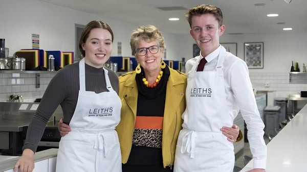 Drei Personen tragen Aprons mit dem Leith's Logo in der Küche der Truro School.