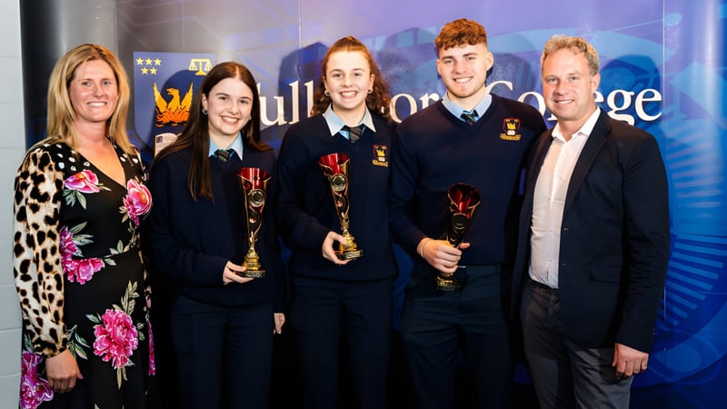Eine Gruppe von Schülern des Tullamore College steht vor einer Hogwarts-Kulisse bei einer Harry-Potter-Veranstaltung.