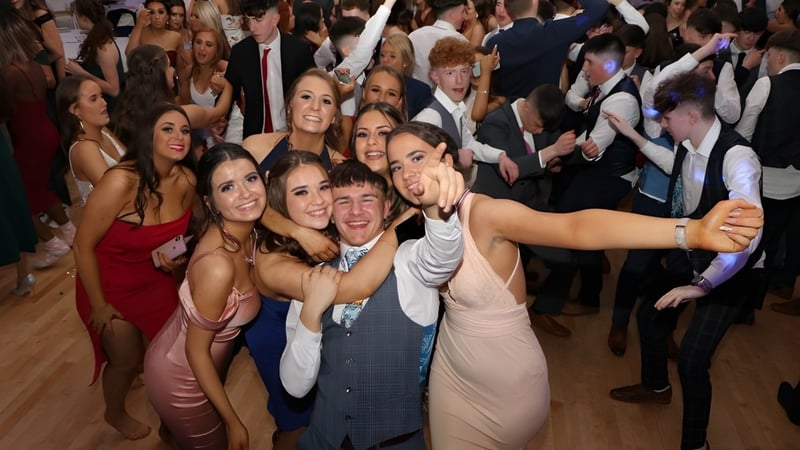 Schüler des Tullamore College feiern auf einem vollen Tanzboden und machen gemeinsam ein Gruppen-Selfie.