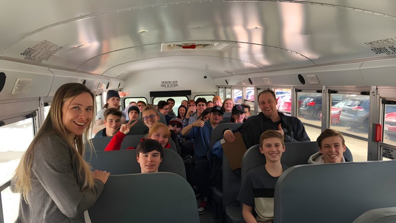 Schüler und einige Erwachsene in einem vollen Schulbus auf dem Weg zur Twin Lakes Secondary School.