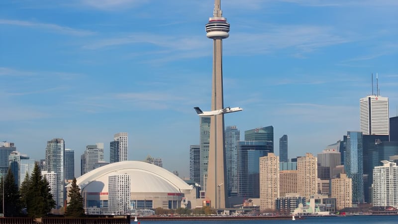 Ein hoher Kommunikationsturm steht vor der Skyline moderner Hochhäuser auf dem Gelände der Twin Lakes Secondary School.