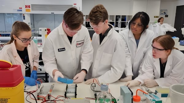 Schüler der UC-Lake Ginninderra führen gemeinsam ein Experiment im naturwissenschaftlichen Labor durch.