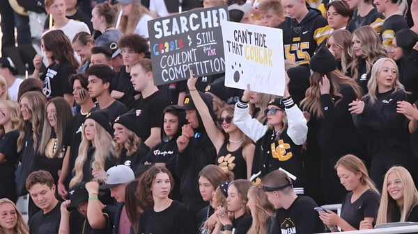 Schülerinnen und Schüler der Union High School nehmen an einer Protestveranstaltung mit Bannern und Schildern teil.