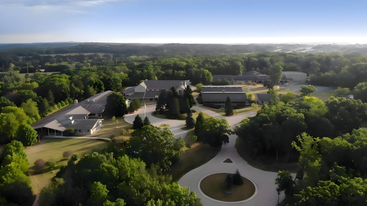 Die Anlage der University Lake School ist eingebettet in eine grüne Landschaft mit verschlungenen Wegen und einem zentralen runden Bereich.