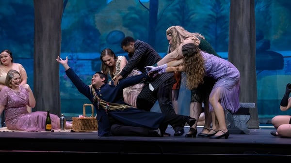 Schüler der University of North Florida führen ein Theaterstück auf einer Bühne mit mystischer Waldkulisse auf.