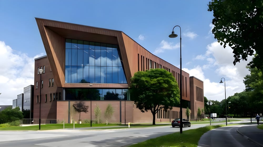 Das moderne mehrstöckige Gebäude auf dem Campus der University of Limerick steht in einer gepflegten Grünanlage mit gepflastertem Weg.