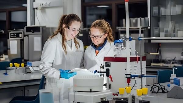 Zwei Schülerinnen der University of Limerick arbeiten gemeinsam an einem Experiment in einem wissenschaftlichen Labor.